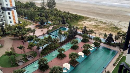 关丹D'Qaseh Ummi Timurbay Pantai Balok Kuantan的享有度假胜地的空中景致,设有游泳池和海滩