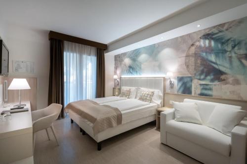 卡奥莱国际海滩酒店的酒店客房,配有床和沙发