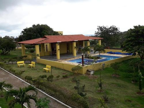 贝泽罗斯Flat Condomínio Serra Negra的一座房子前面设有游泳池