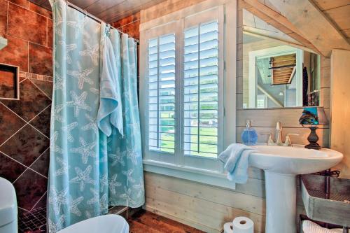 Taylors CreekCamden Home on Lake Wateree with Boat Dock!的一间带水槽和窗户的浴室