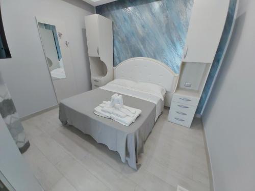 兰佩杜萨B&B Il Cianciolo的一间小卧室,配有带毛巾的床