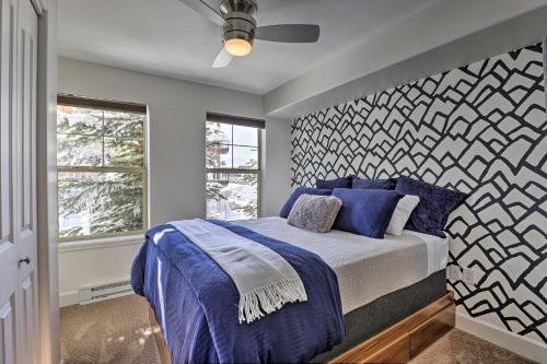 斯廷博特斯普林斯Wildhorse Meadows Studio with Resort Gondola Access!的一间卧室配有一张带蓝色枕头的床和一面墙