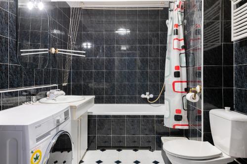 华沙Medicover Wilanow P&O Serviced Apartments的浴室配有卫生间、盥洗盆和淋浴。