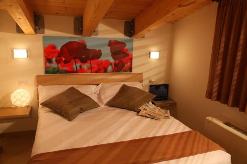 里乔内伊拉里奥套房酒店的一间卧室配有一张壁画床