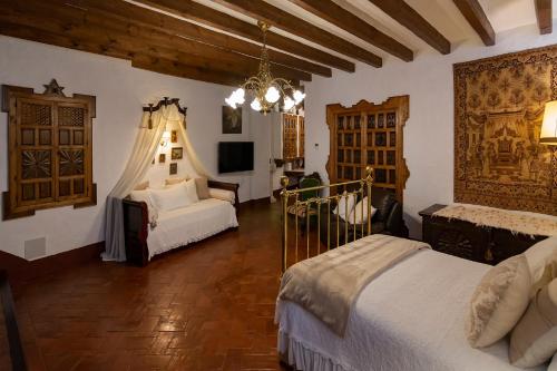 安特克拉ALOJAMIENTO MAZARI的一间卧室配有两张床和一张婴儿床。