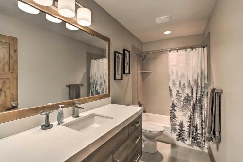 EdenModern Townhome with Mtn Views Less Than 7 Mi to Ski Resorts的相册照片