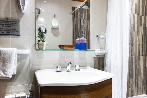 圣马丁德洛斯Cabañas de la Patagonia的浴室配有白色水槽和淋浴。