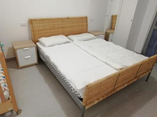 卡尼洛瑞维拉Appartamento FIORE的一间卧室配有床和2个床头柜