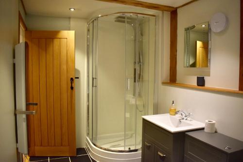 LochalineTigh a Chabar的一间带玻璃淋浴和水槽的浴室
