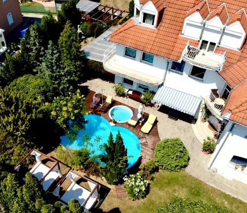 沃尼奥尔茨沃什海吉森特克里斯托夫畔佐酒店的享有带游泳池的房屋的空中景致