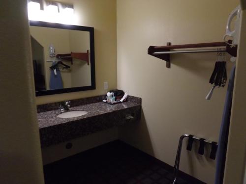 基尔戈Sunriser Inn的一间带水槽和镜子的浴室