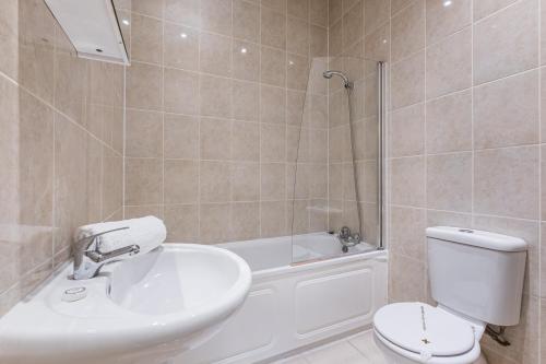伦敦艾丽西亚南肯辛顿公寓的一间带水槽、卫生间和淋浴的浴室