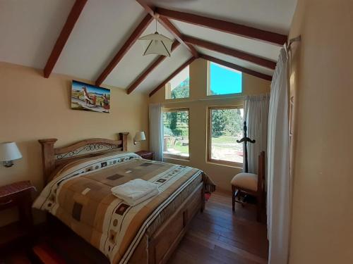 Isla de SolJACHA INTI的一间卧室设有一张床和一个大窗户