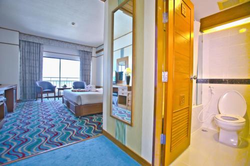 七岩亚洲查安酒店的酒店客房设有卫生间和卧室