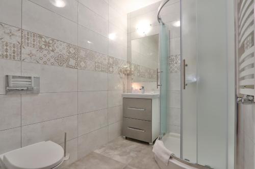 Białka TatrzanskaHotel Bystra的浴室配有卫生间、淋浴和盥洗盆。