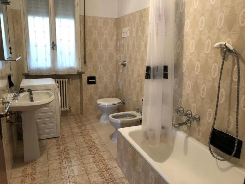 马尔切西内Appartamento Nonna Rosa的带浴缸、卫生间和盥洗盆的浴室