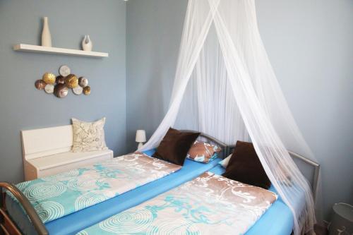卡尼洛瑞维拉Appartamento Magdalena的一间卧室配有一张带蚊帐的床