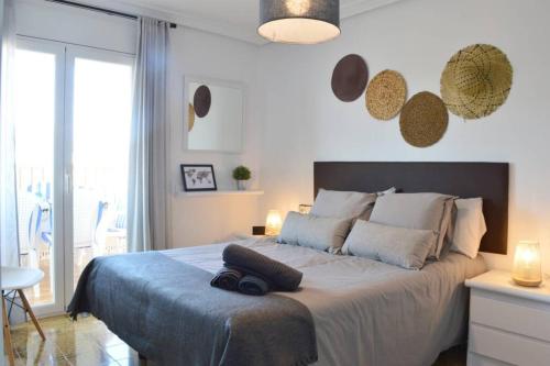 Seafront apt Amazing terrace 2 double & 2 single bed客房内的一张或多张床位