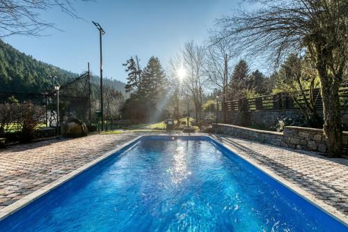 KhrisovítsionAll Seasons Paradise的庭院里的一个蓝色海水游泳池
