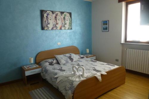巴切诺B&B La Beula的一间卧室配有一张带天鹅毛毯的床