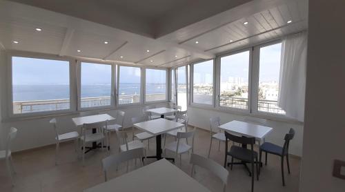le terrazze sul mare gallipoli centro餐厅或其他用餐的地方