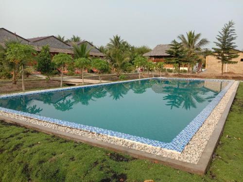 永隆MEKONG NATURE LODGE的度假村游泳池的图片