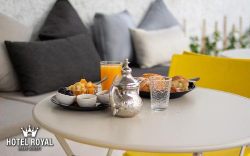 非斯Hôtel Royal Urban Concept的一张桌子,上面放着一盘食物和橙汁