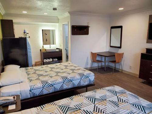 纳欣诺市Studio 6-National City, CA - Naval Base San Diego的酒店客房设有两张床和一张桌子。