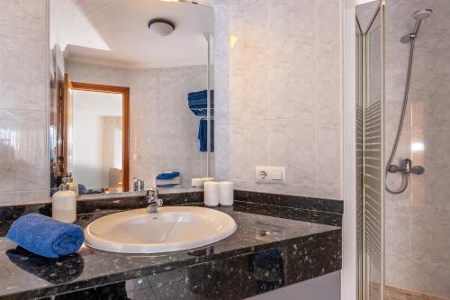 Cala MendiaResidencial Playa Mar的一间带水槽和镜子的浴室