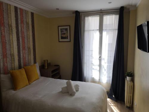 巴黎罗伊雷尼酒店的一间卧室,配有一张带两个泰迪熊的床
