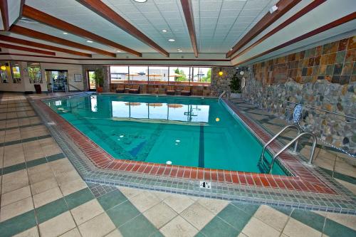 明登Carson Valley Motor Lodge and Extended Stay的大型建筑中的大型游泳池
