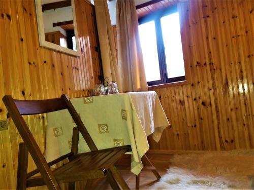 美特索文Hotel Acropolis Metsovo的一张桌子,房间配有椅子和窗户
