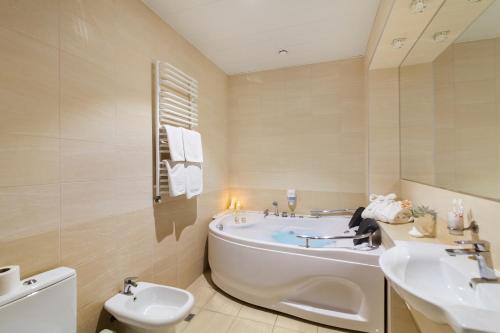 捷尔诺波尔阿瓦隆宫酒店的带浴缸、盥洗盆和卫生间的浴室