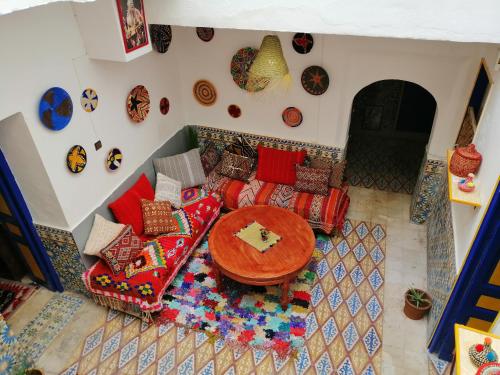 索维拉berber hostel的享有带桌子和沙发的客厅的顶部景色。