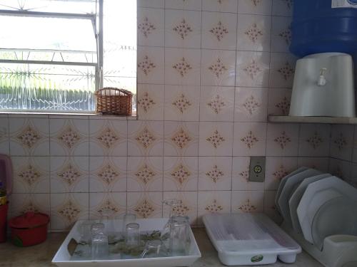尤西德福拉POUSADA DO JOAO的一间带水槽和瓷砖墙的厨房