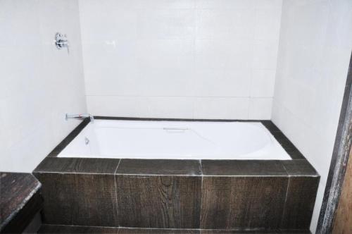 Hotel Sai Shubham的一间浴室