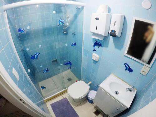 里约热内卢DS Hostel的浴室设有卫生间和蓝色瓷砖淋浴。