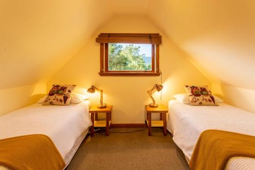 弗朗兹约瑟夫卡希尔度假屋的带窗户的客房内设有两张单人床。