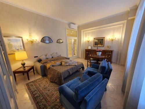 威尼斯Venice Ca' Rosy的客厅配有床和沙发