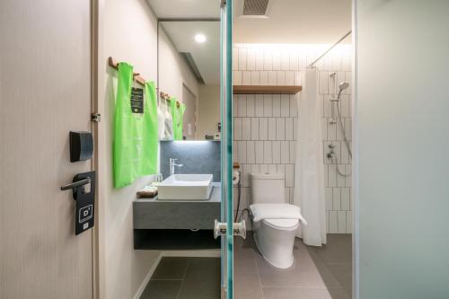 曼谷Triple Y Hotel的浴室配有卫生间、盥洗盆和淋浴。