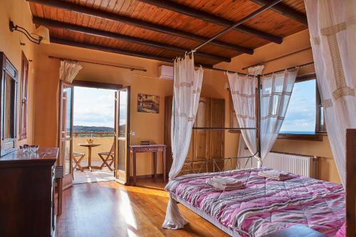 埃拉福尼西岛Villa Evenos of 3 bedrooms - Irida Country House of 2 bedrooms with private pools的一间卧室设有一张床和一个阳台