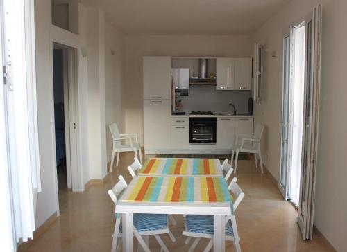 托雷瓦多A casa di Mimì的一间厨房,里面配有桌椅