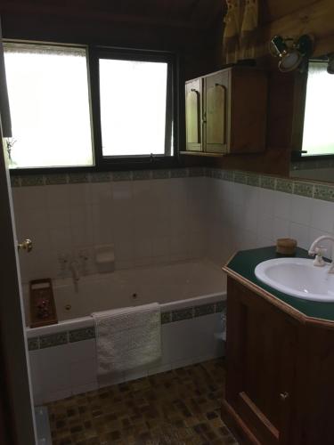 斯特灵山顶住宿加早餐旅馆的带浴缸和盥洗盆的浴室