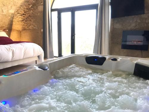 ReillanneParadise Love In Provence - loft en pierres - spa privatif的室内装满水的浴缸