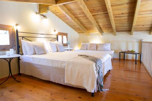 雅莎尼奥anerada / sun nature holidays的配有木制天花板的客房内一张白色大床