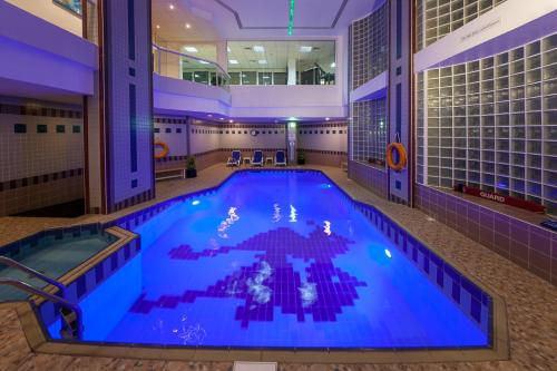 阿吉曼Ramada by Wyndham Beach Hotel Ajman的大楼内的大型室内游泳池