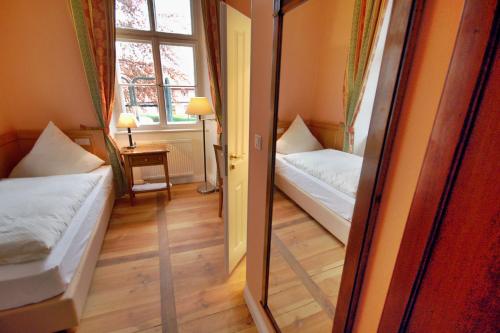 希斯利兹伯班克乐妮城堡酒店的小房间设有两张床和窗户