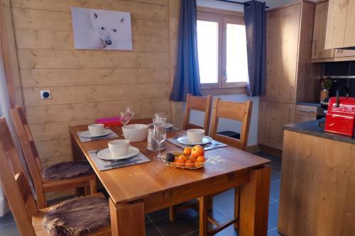 蒂涅Appartement Soleil Blanc Résidence Lodge des neiges的一张木桌,上面放着一碗水果