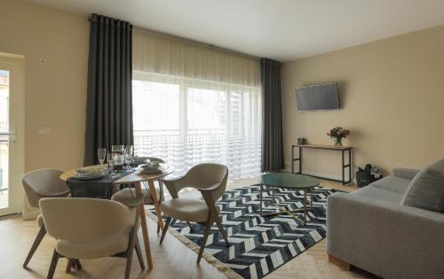 派尔努Dönhoff Residence的客厅配有桌椅和沙发