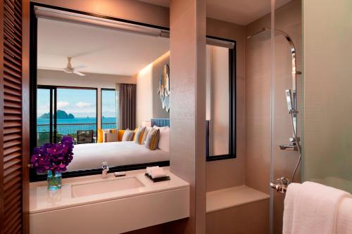 Avani Ao Nang Cliff Krabi Resort的一间浴室